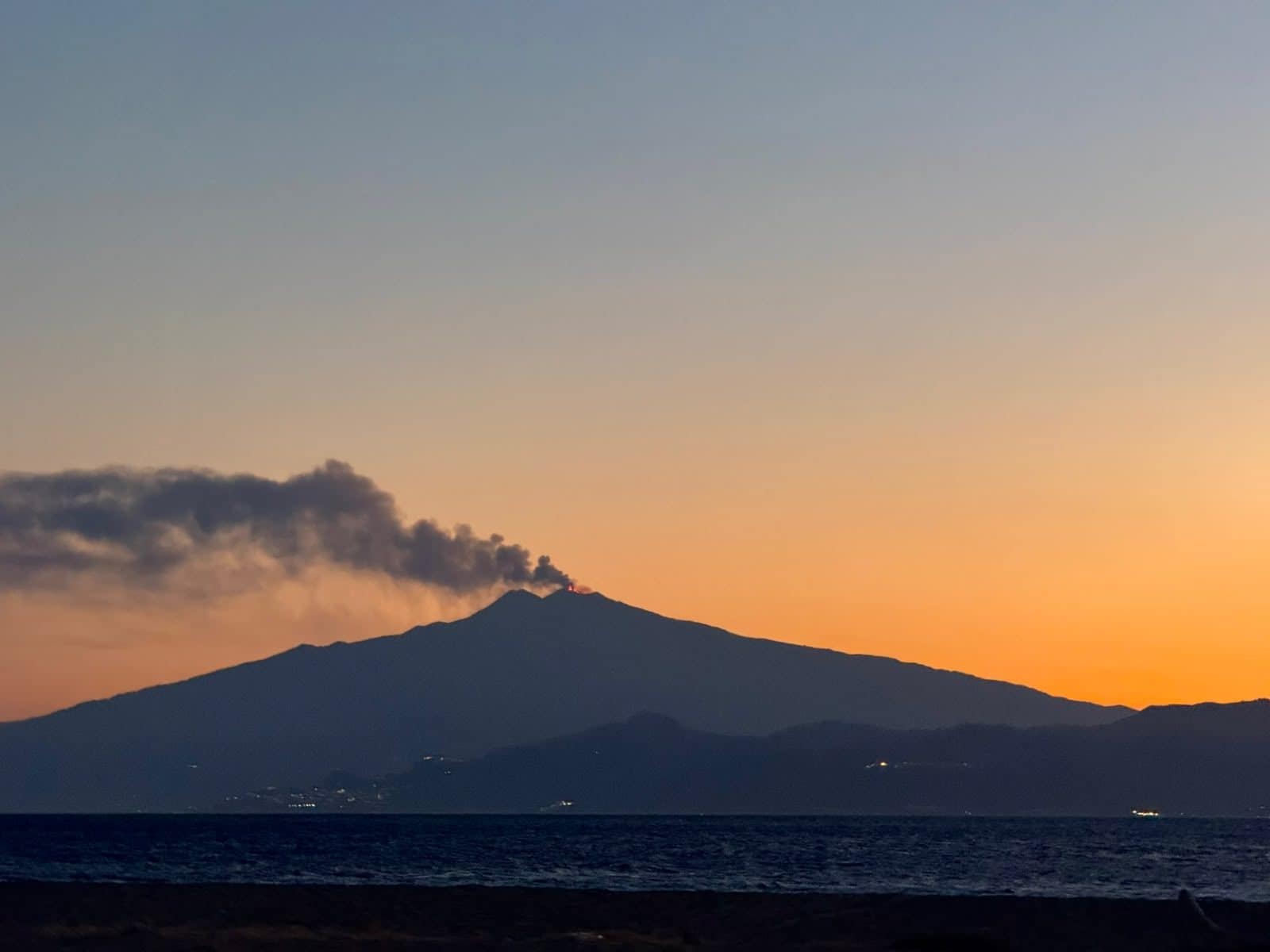 Eruzione Etna, prolungato allarme rosso per il traffico aereo: fino alle 20 stop ai voli a Catania