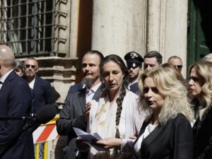 Giudici ascoltano la famiglia nel bosco