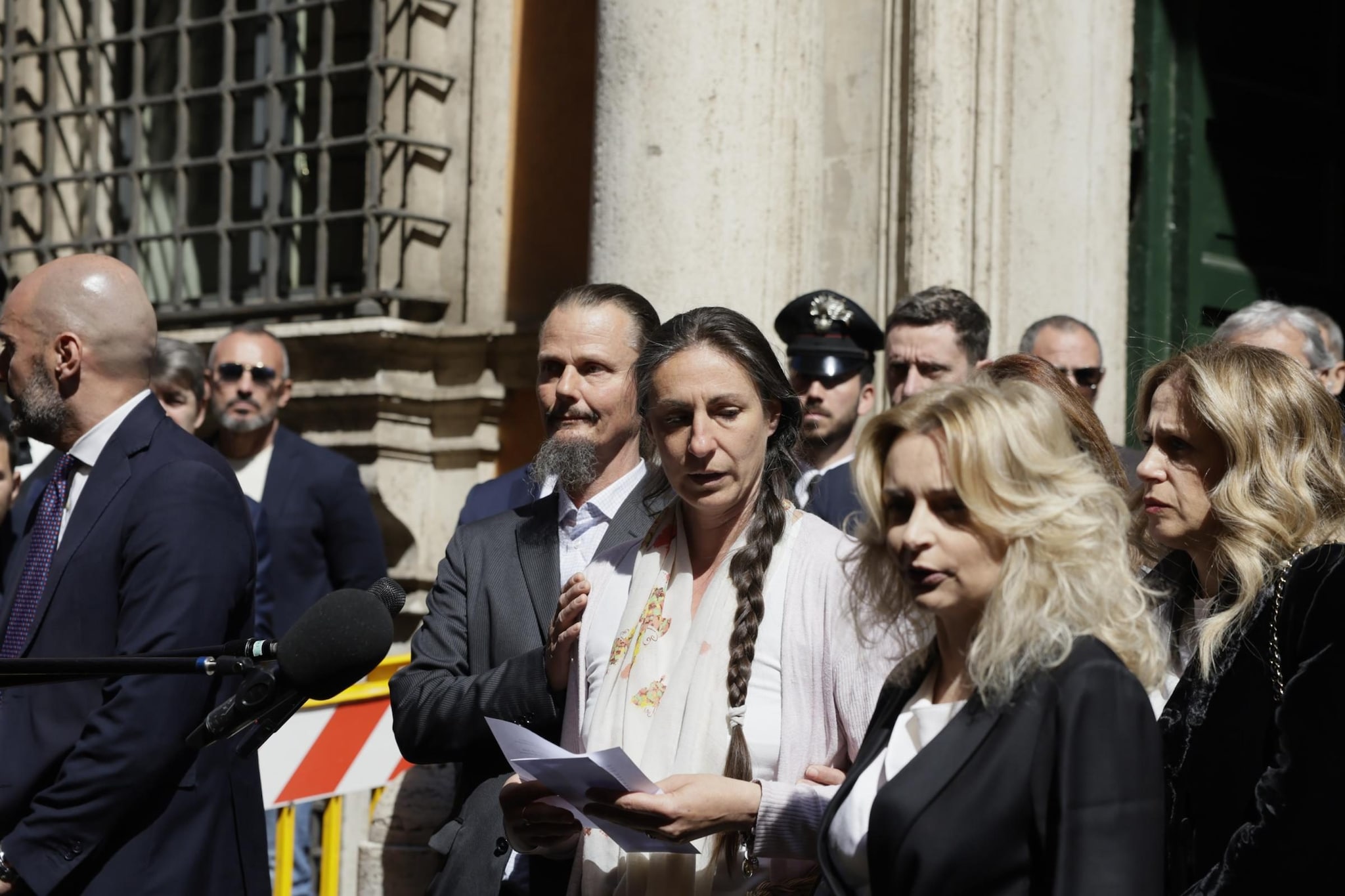 Famiglia nel bosco, Catherine e Nathan ancora in attesa dell’idoneità genitoriale: i 3 figli oggi dal giudice