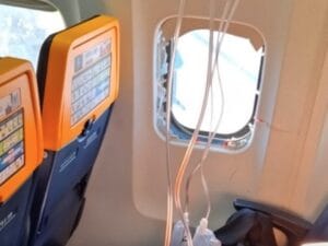 Incidente volo Ryanair: passeggero ferito da finestrino rotto