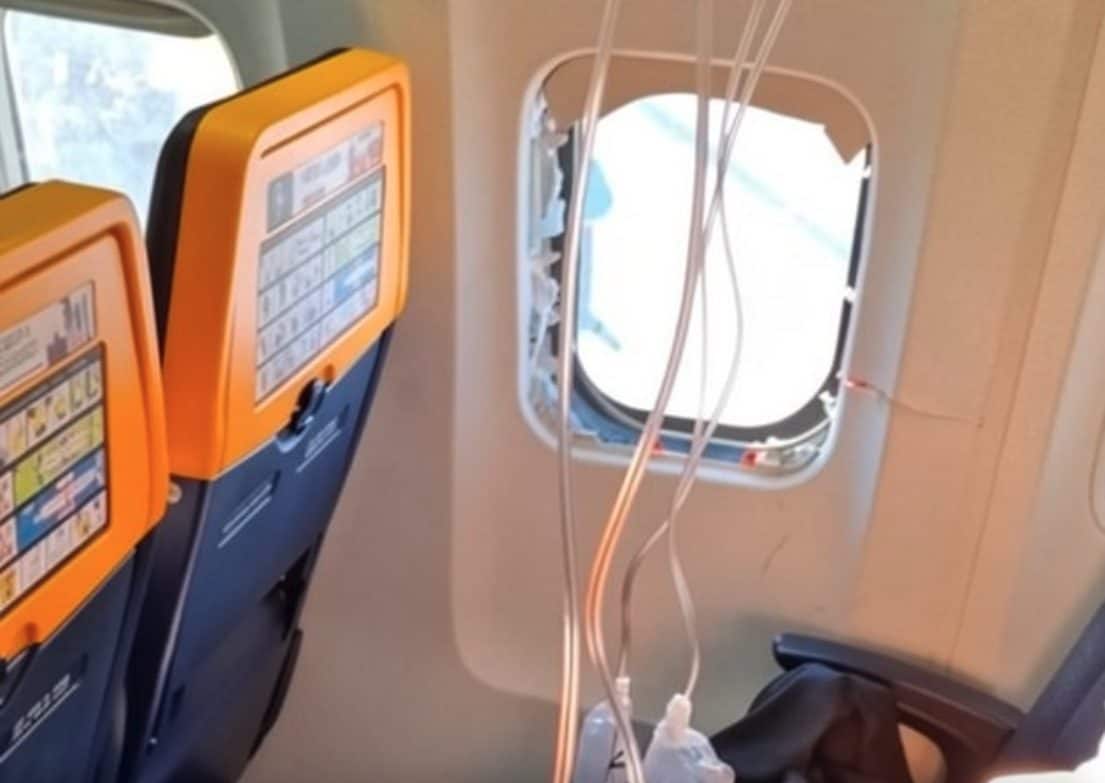 Passeggero risucchiato dal finestrino dell’aereo, Ryanair: “Uno dei velivoli più sicuri mai costruiti, nessuna modifica”
