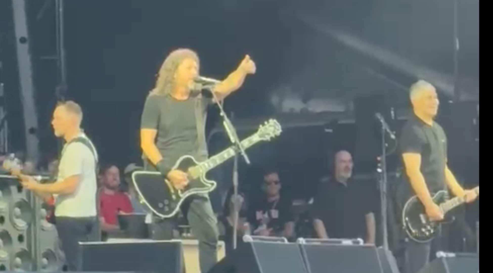 Dave Grohl ferma il concerto dei Foo Fighters a Milano per una fan che si è sentita male