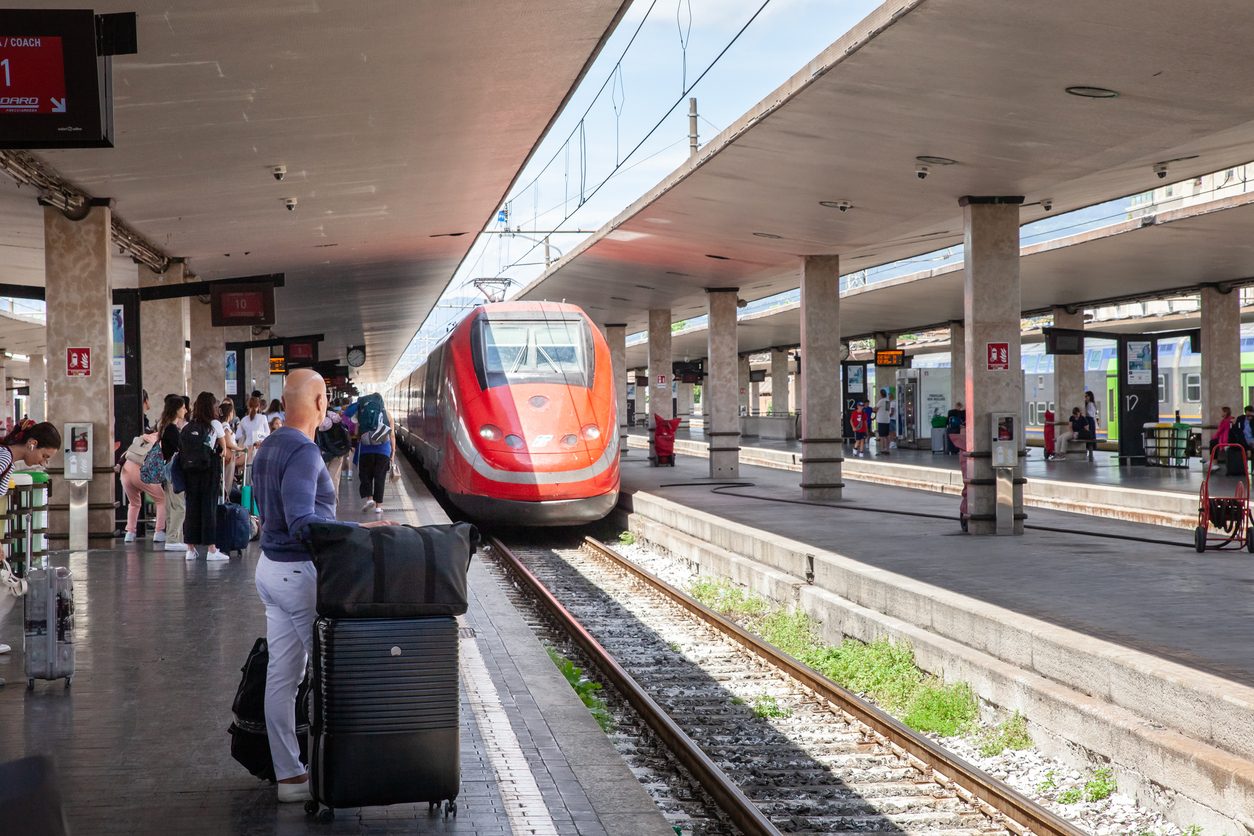 Bus sostitutivi e navette: continuano i disagi per chi viaggia in treno, 7 ore per andare da Bolzano a Roma