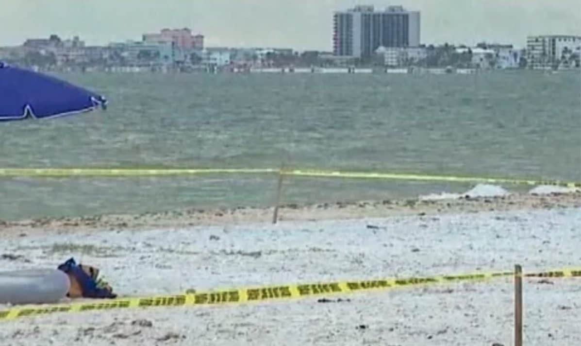 Fulmine sorprende famiglia in mare mentre fa il bagno, un morto e 3 feriti in Florida: “Sembrava una bomba”