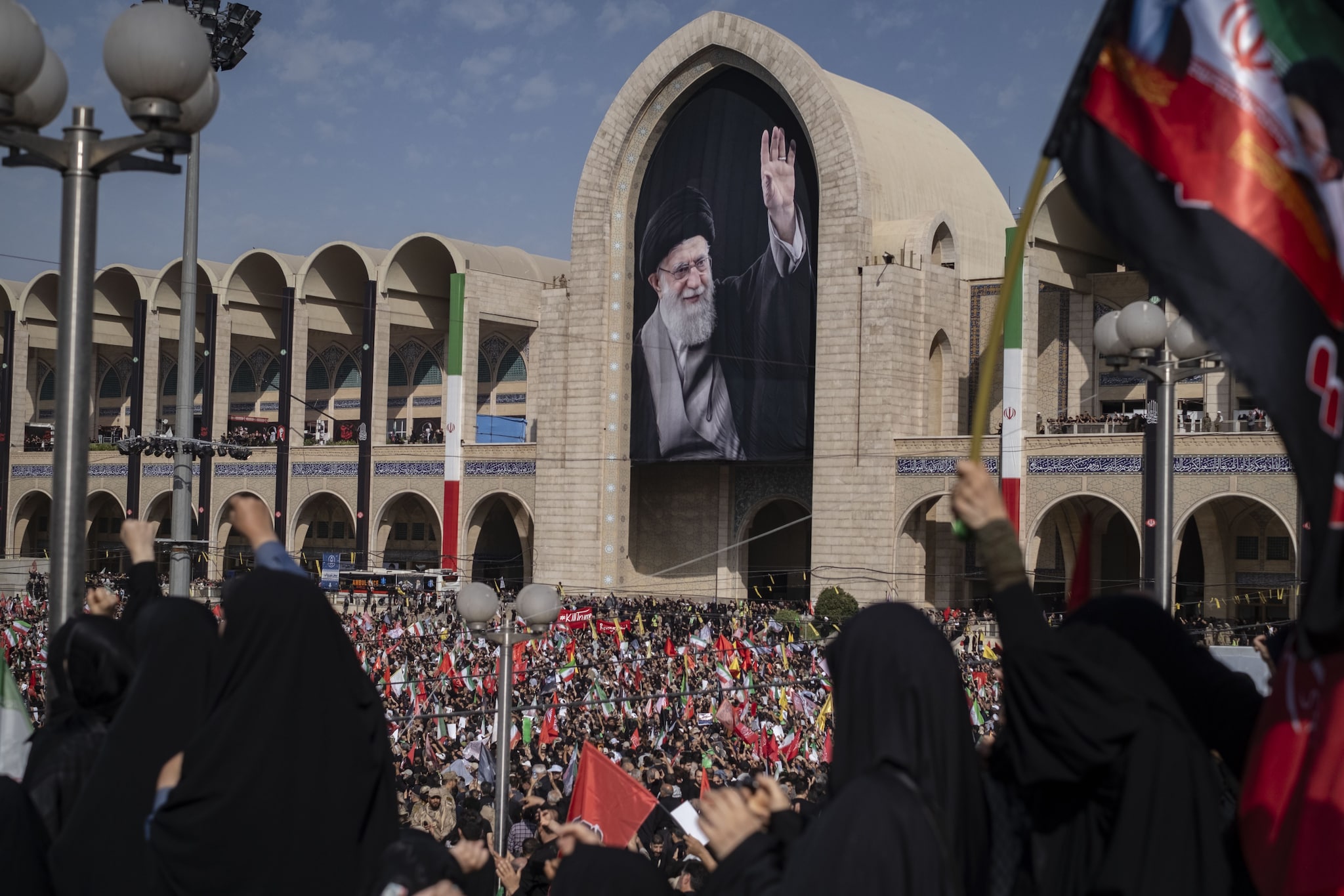 Iran, minacce a Trump durante i funerali di Khamenei ma il figlio Mojtaba non c’è: news in diretta