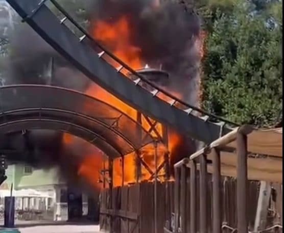 Incendio a Gardaland, fiamme avvolgono scenografia in legno: "Domato in pochi minuti", nessun ferito
