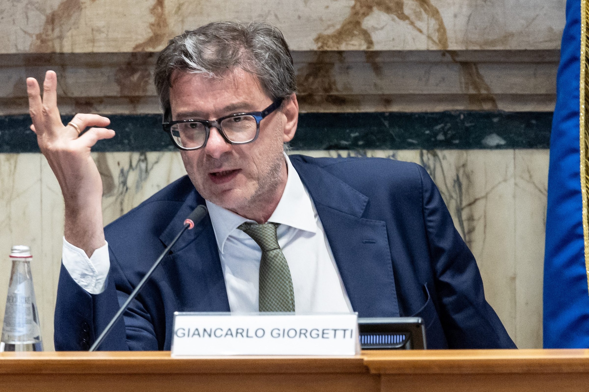 Giorgetti dice che il governo aumenterà le spese militari al 5% senza tagliare sanità e scuola