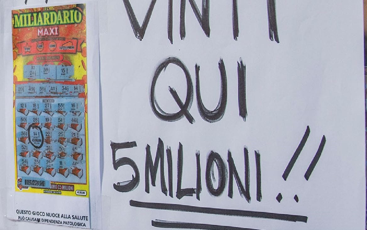 Vince 5 milioni al Gratta e Vinci e offre da bere a tutti al bar, grande festa a Scorzè: "Un angelo"