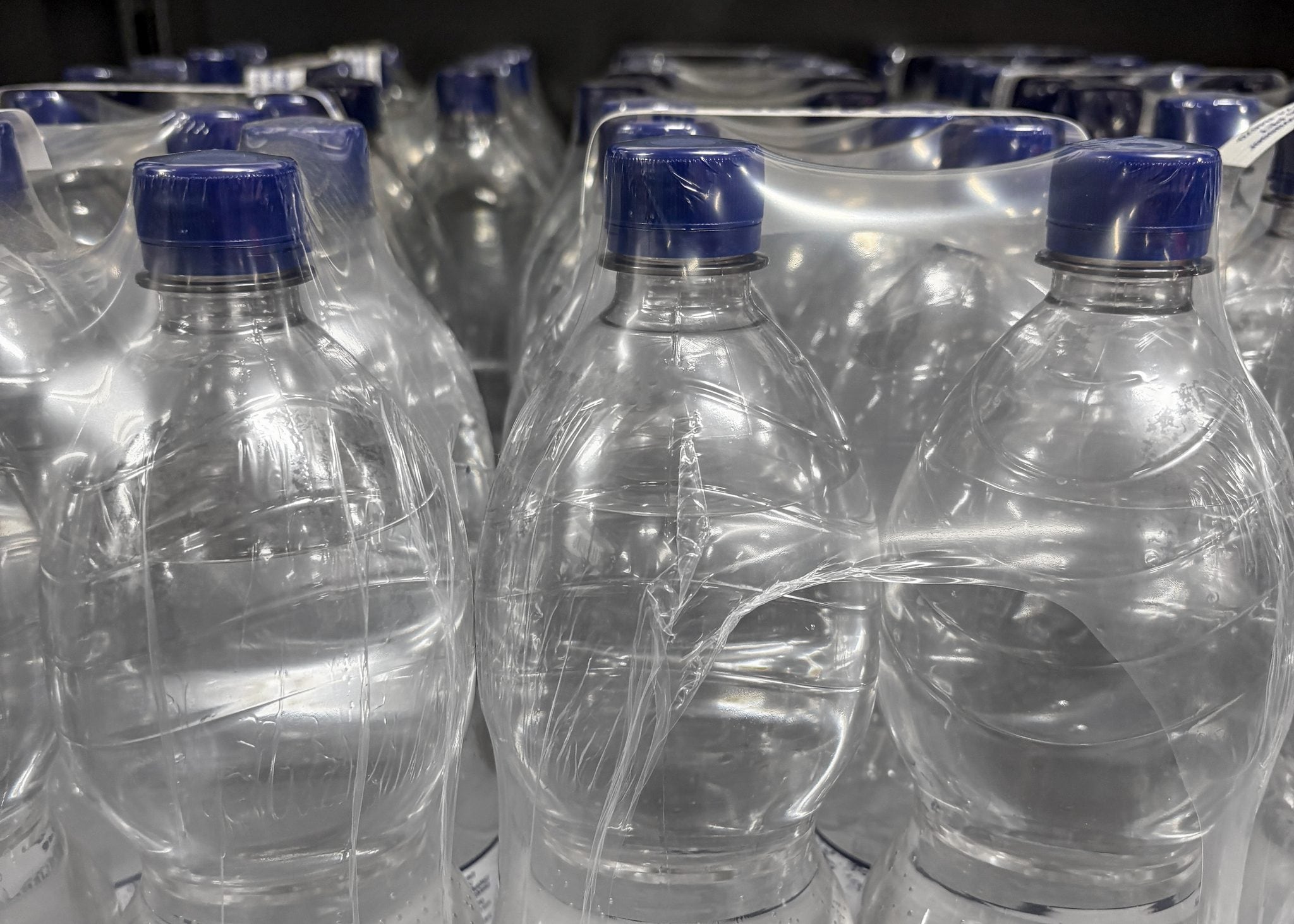 Dal 2030 niente più confezioni d'acqua da sei bottiglie di plastica: le nuove regole UE sugli imballaggi