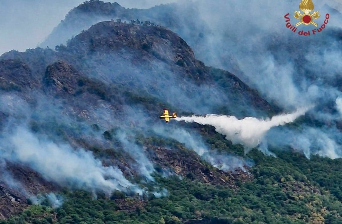 Enormi incendi devastano il Piemonte, evacuazioni e centinaia di ettari in fumo: in azione 7 canadair e 4 elicotteri