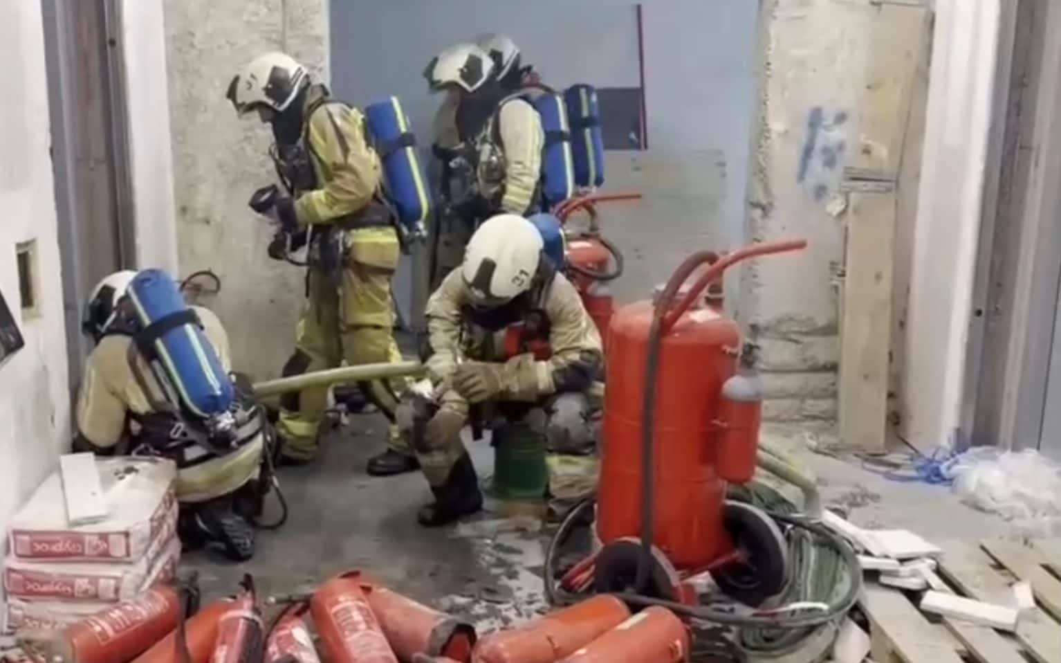 Bruxelles, incendio mortale alla torre Oxy: sei morti, tutti operai intrappolati nell’ascensore
