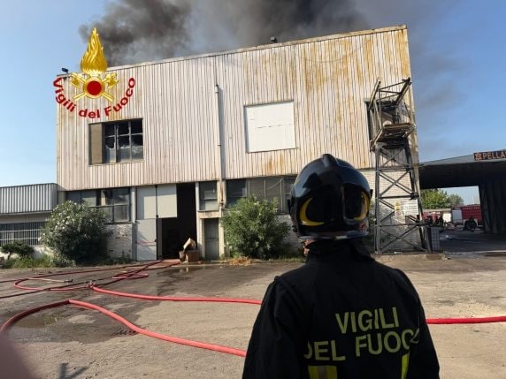 Incendio in ditta di pellami a Firenze, colonna di fumo visibile a chilometri di distanza: “Chiudete le finestre”