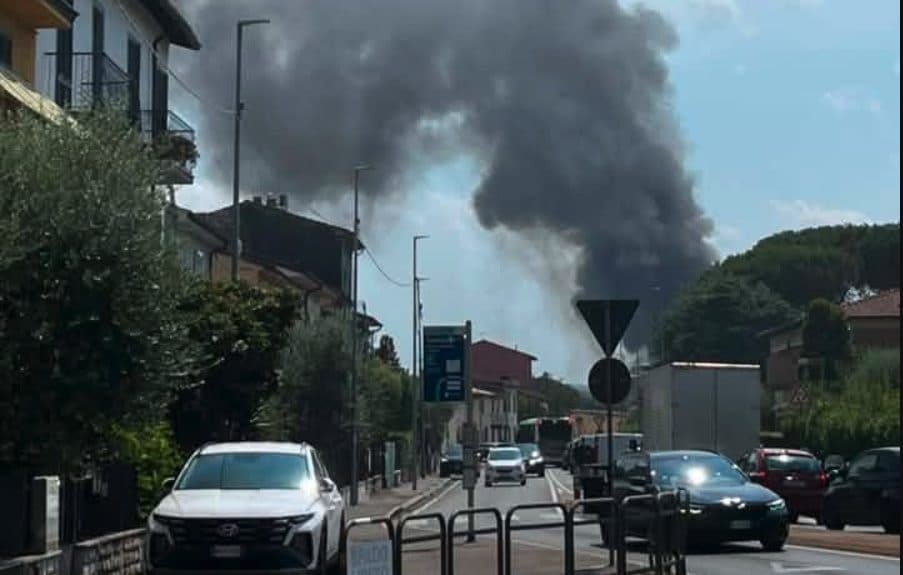 Vasto incendio a Prato oggi: rogo in due aziende ed enorme colonna di fumo