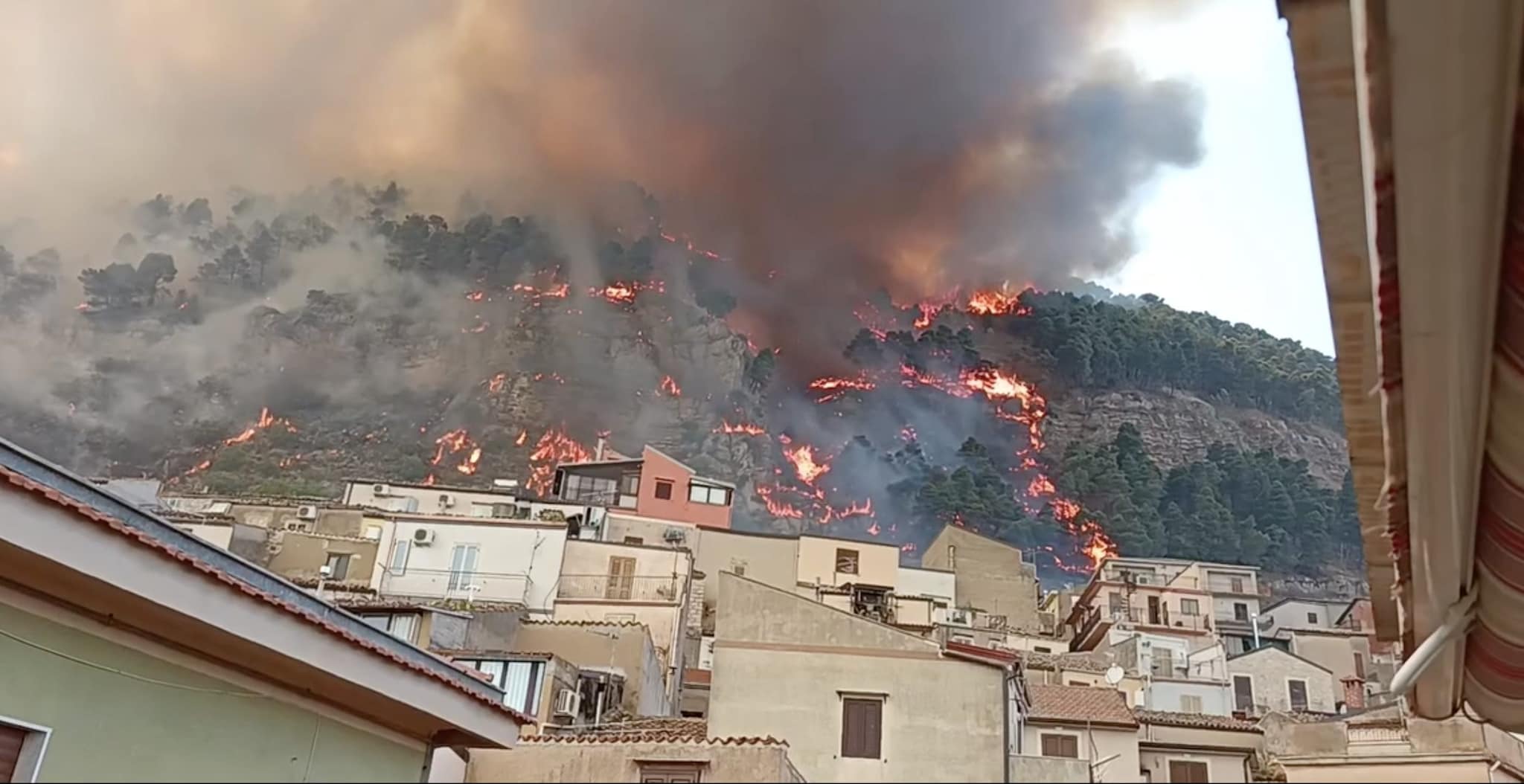 Devastante incendio a Castronovo di Sicilia: 21 Comuni senz'acqua, 24 interventi dei vigili del fuoco