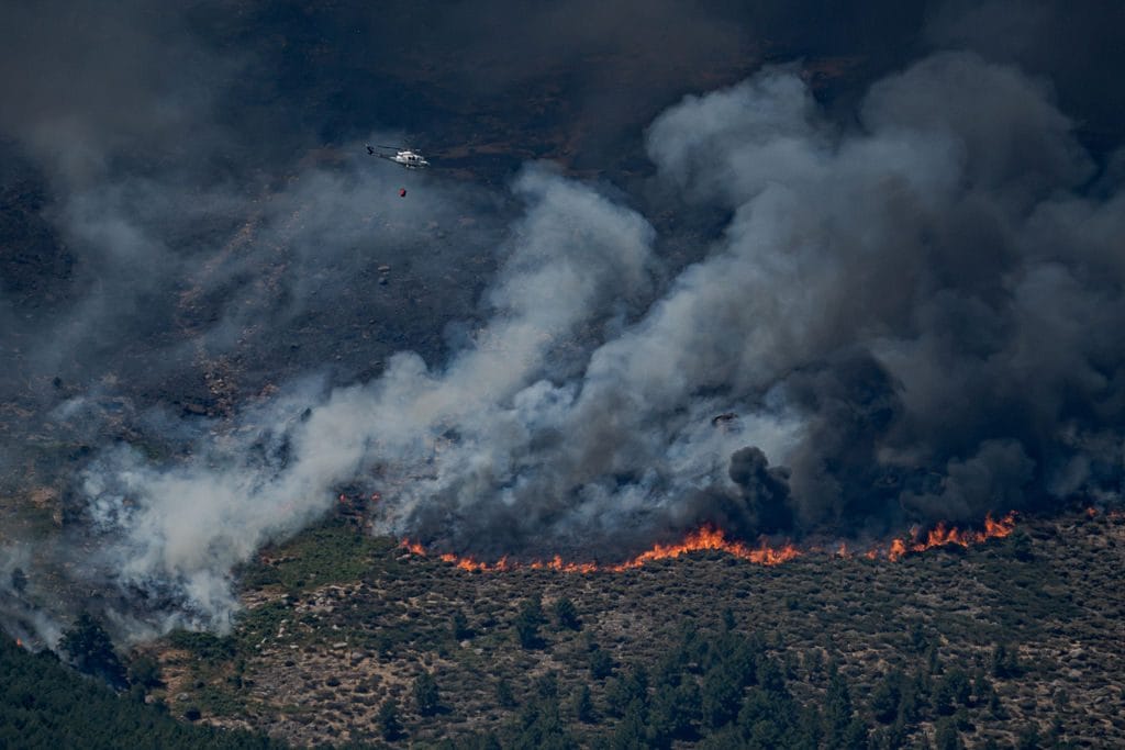 Emergenza incendi tra Spagna e Francia, oltre 250mila persone evacuate: "Madrid oscurata dal fumo"