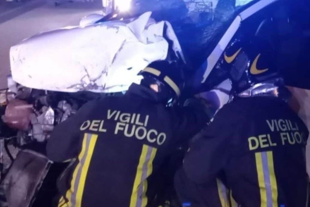 Litiga con la moglie in auto e la lascia a piedi in strada con il figlio: poi si schianta contro un muro e muore
