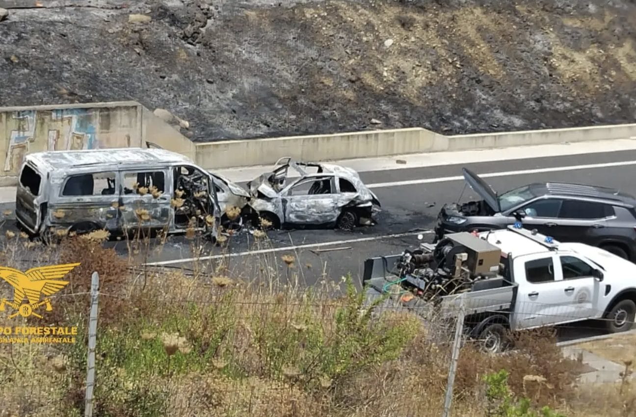 Incidente a Cagliari, scontro tra tre auto: scoppia un incendio, almeno 2 morti e 12 feriti
