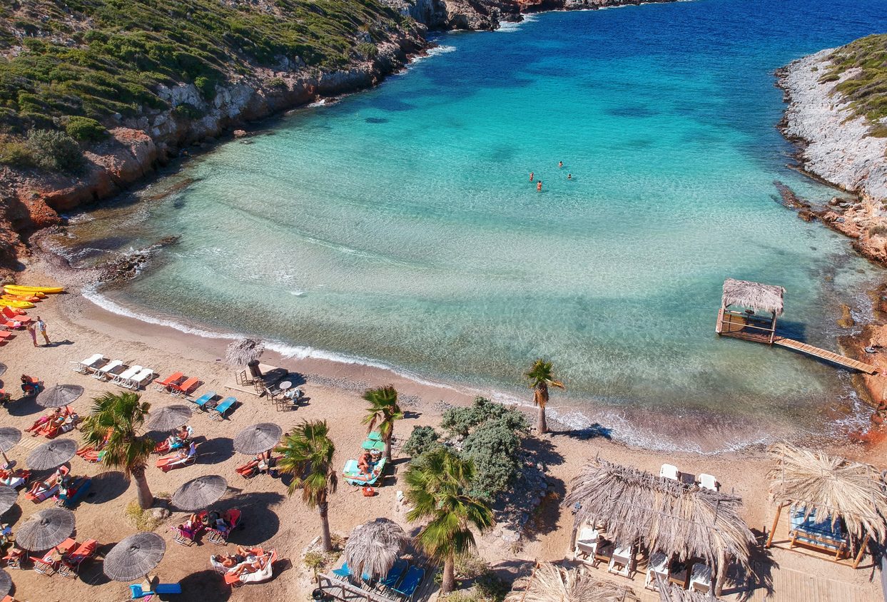 “Via dall’Italia per le vacanze: in Grecia spendo 15 euro per ombrellone e servizi, non approfittano del turista”