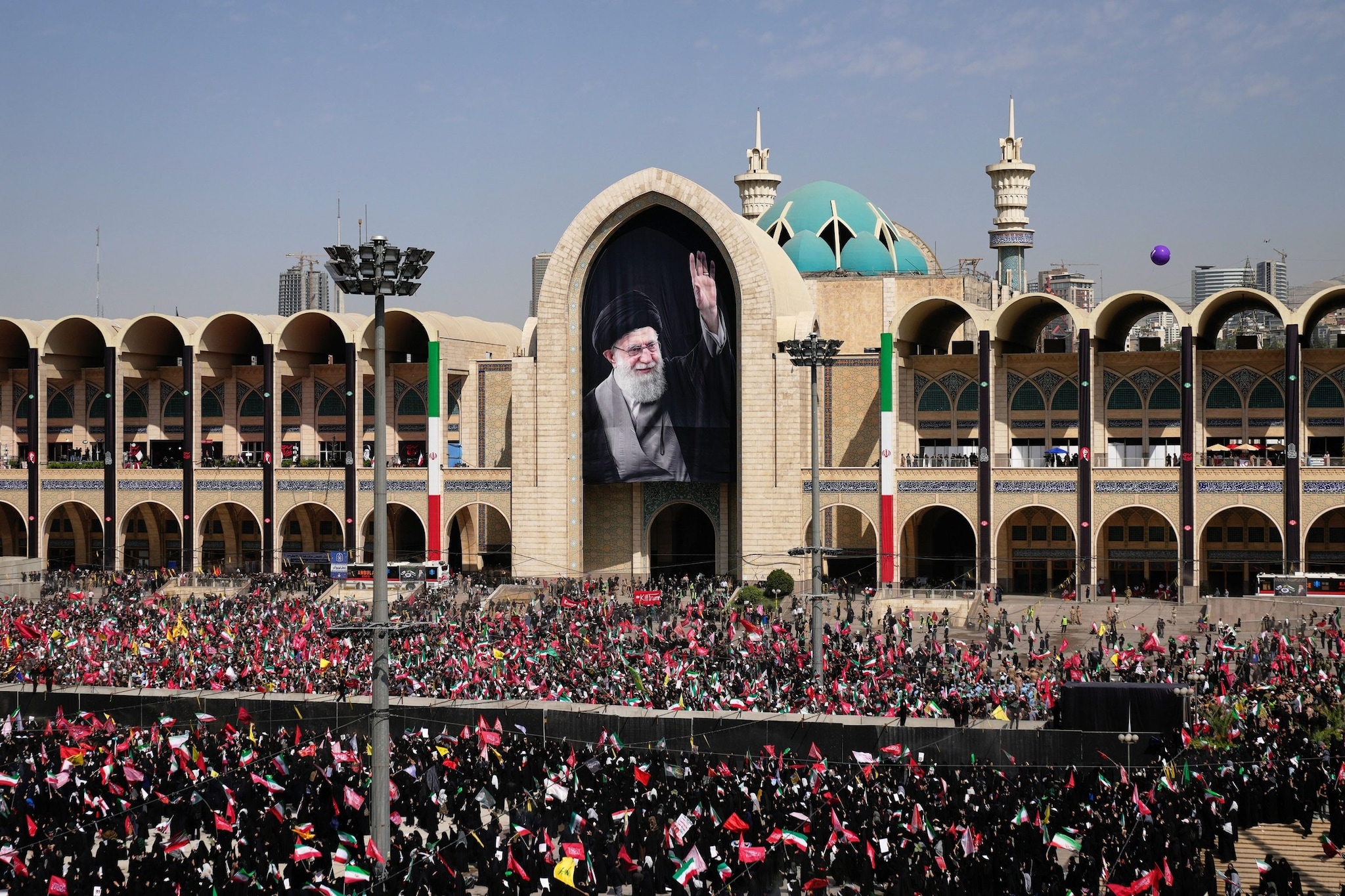 La folla ai funerali di Khamenei a Teheran