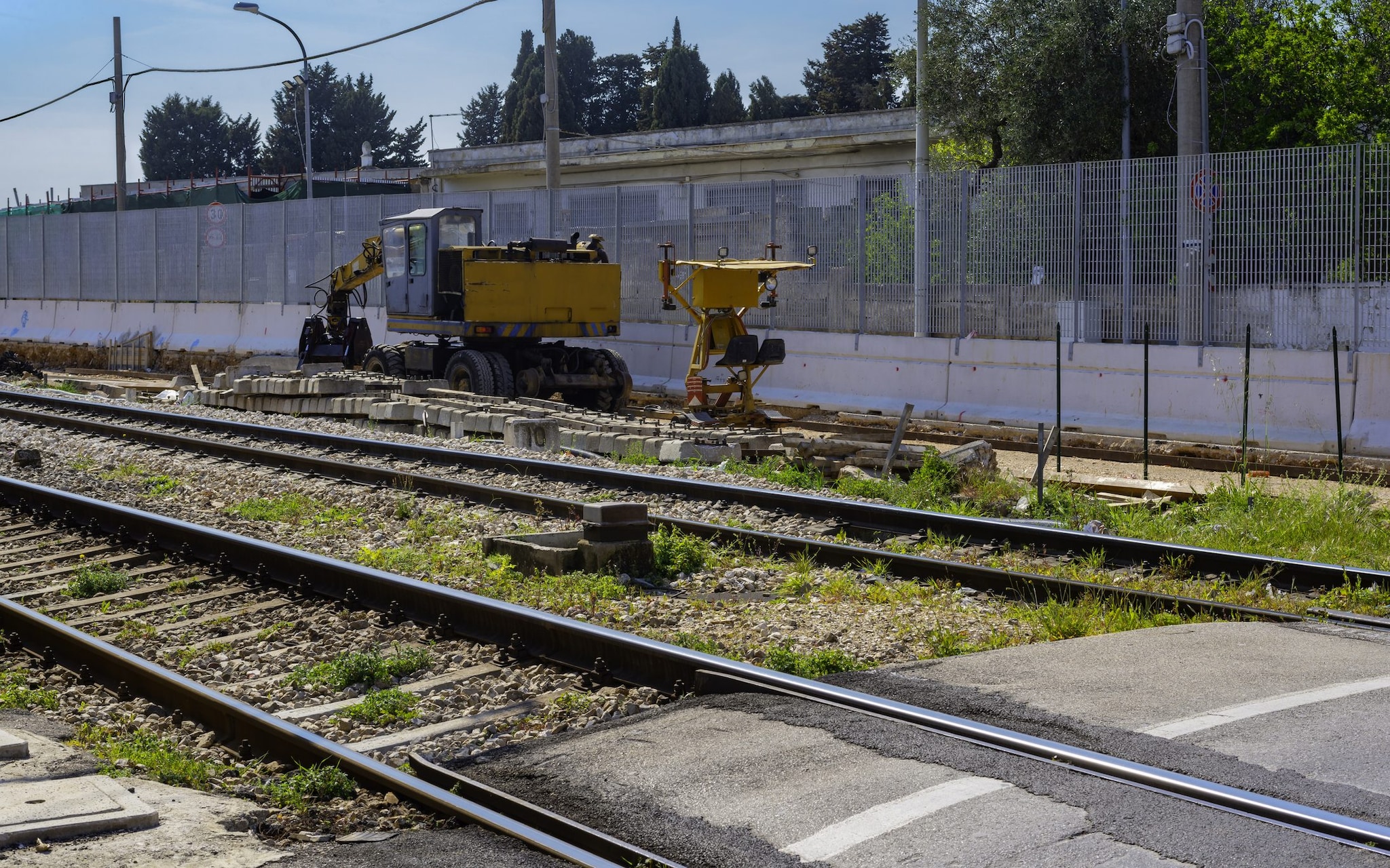 Operaio scivola e viene travolto e ucciso da un treno mentre lavora sui binari: tragedia in Friuli