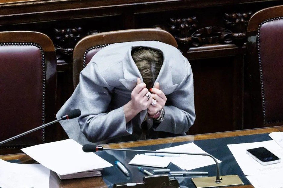 Crisi climatica: il governo fa lo struzzo e si nasconde. Forse è tutta una nostra allucinazione?