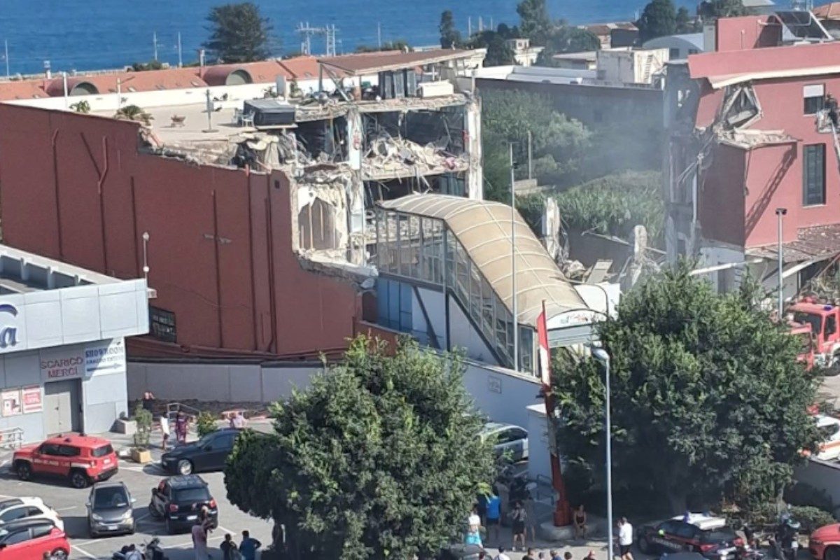 Crolla un edificio a Messina di due piani con negozi e appartamenti: 6 dispersi e 3 feriti