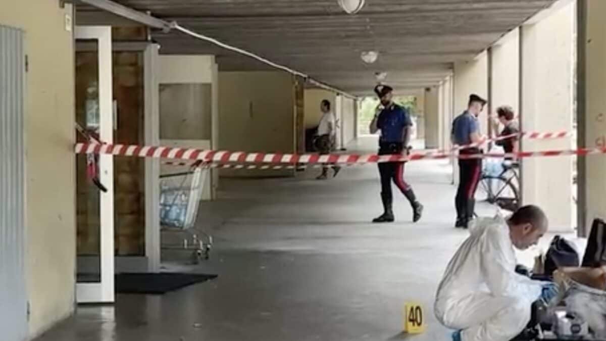 I carabinieri e la scientifica sul luogo dell'omicidio.
