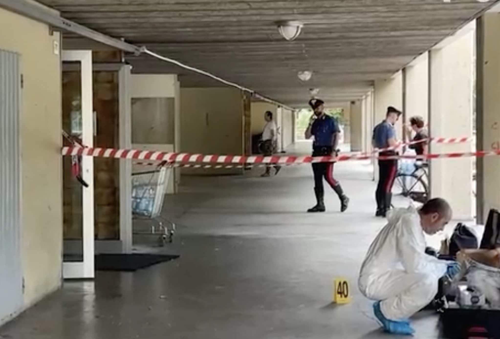 Omicidio a Modena, 45enne ucciso a coltellate sulle scale di un palazzo: indagini in corso