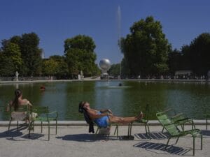 Parigi chiude monumenti causa caldo estremo