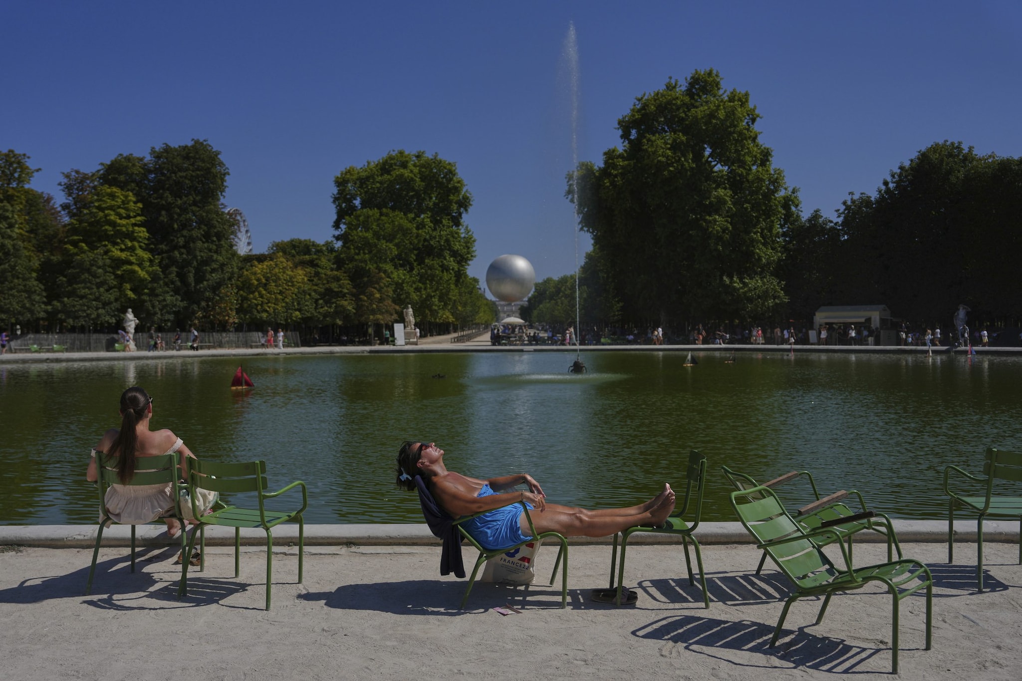 Allerta rossa per caldo in Francia domani in 37 dipartimenti: a Parigi chiudono torre Eiffel, Louvre e Museo D’Orsay