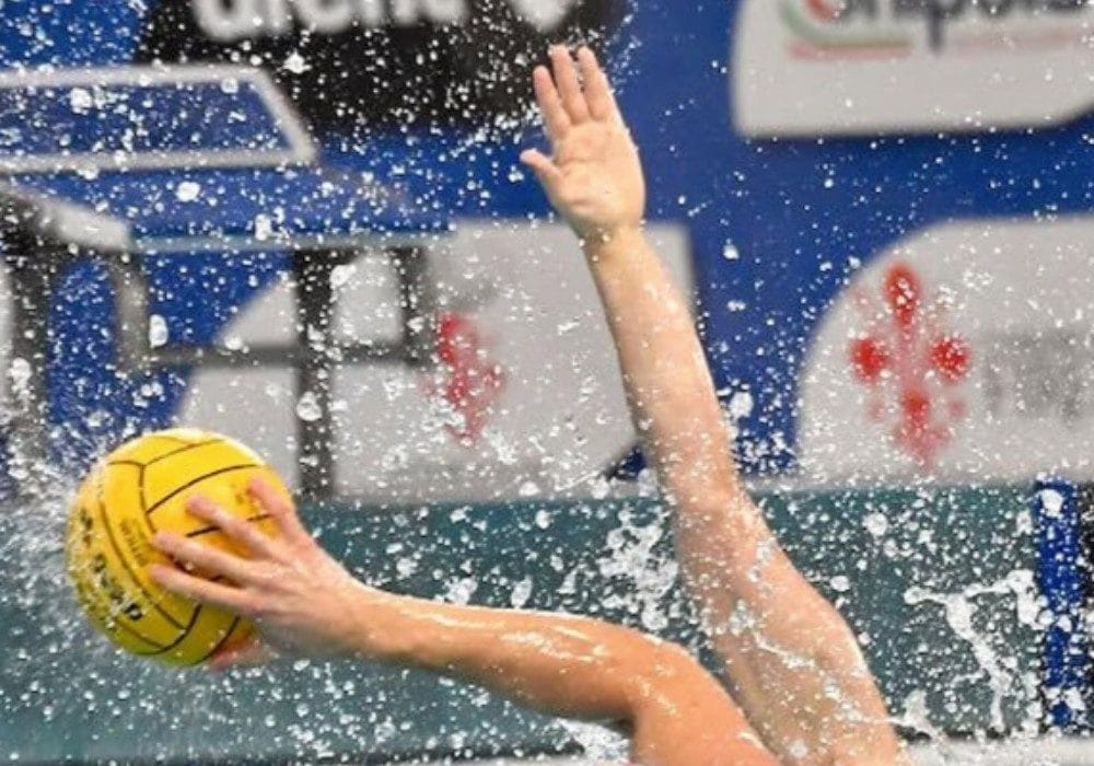 Picchiano e minacciano il compagno di squadra 17enne della pallanuoto Firenze: indagati per stalking 4 giocatori
