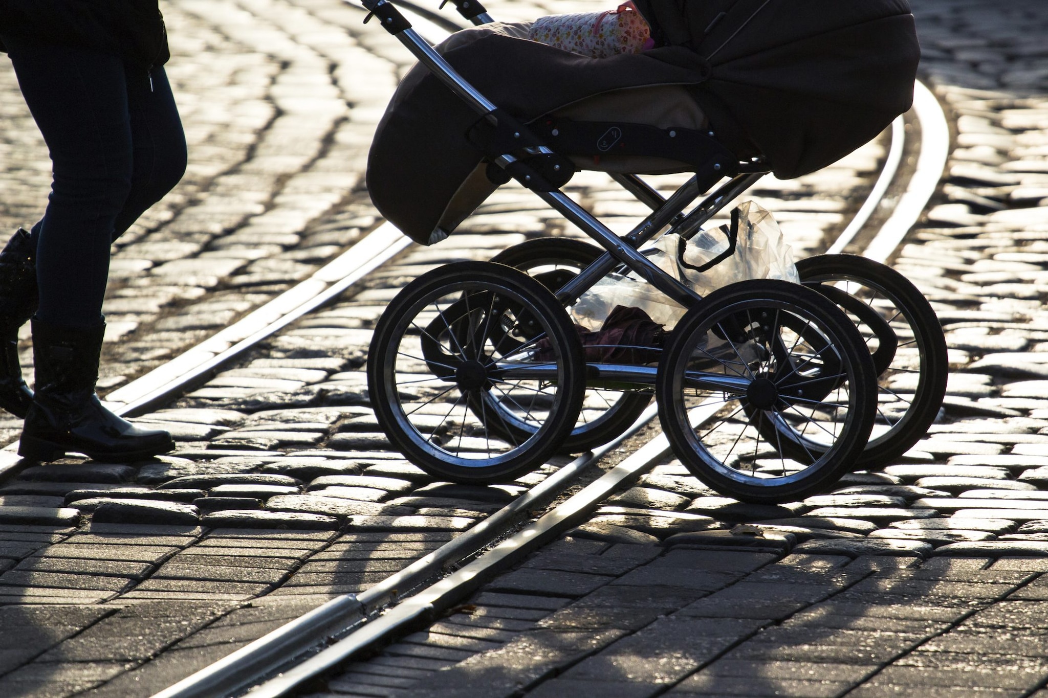 Germania, si accorge del treno solo all’ultimo: 26enne spinge il passeggino con la figlia, la salva e muore investita