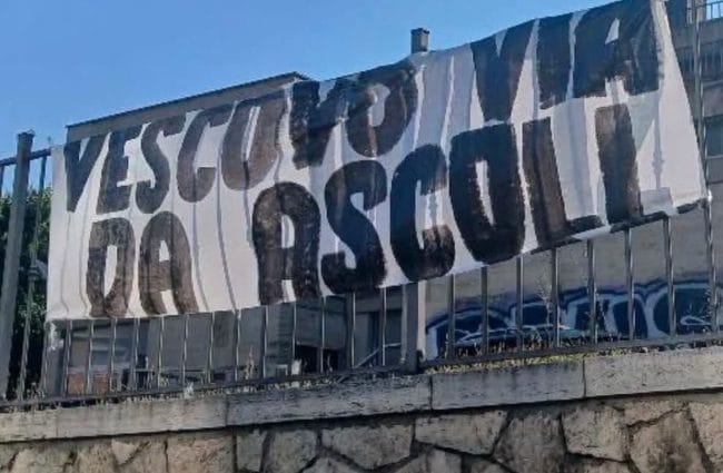 Ascoli, la 'Pastasciutta antifascista' è un caso: da destra striscione contro il vescovo che difende la Carta