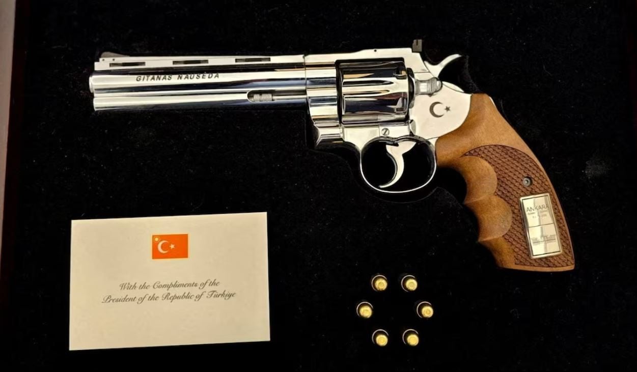 Erdogan regala revolver e munizioni a ogni leader Nato con inciso il loro nome: la pistola di Meloni a Palazzo Chigi