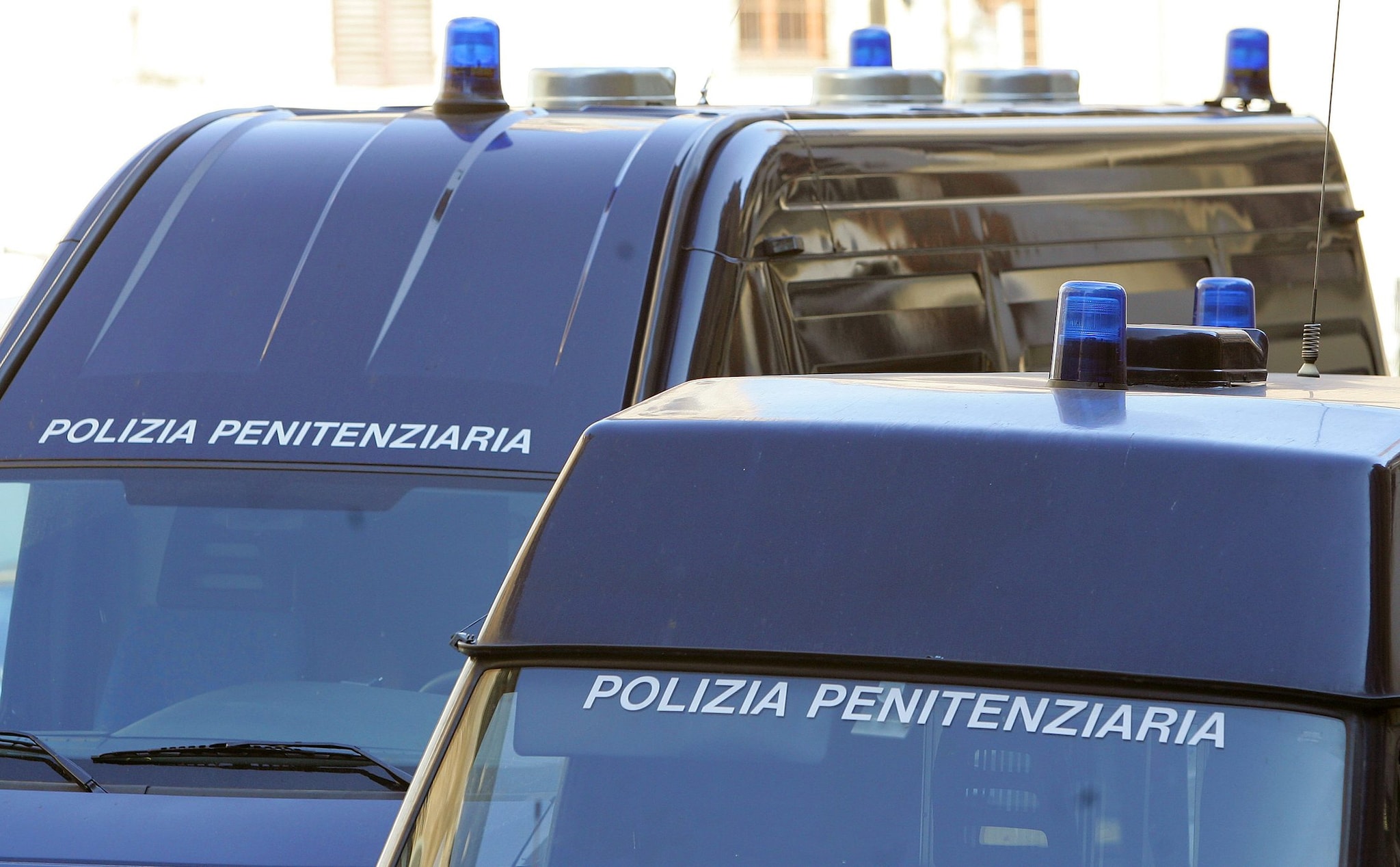 "Ho ingoiato la lametta", detenuto portato in ospedale scappa dall'ambulanza: bloccato dopo caccia all'uomo