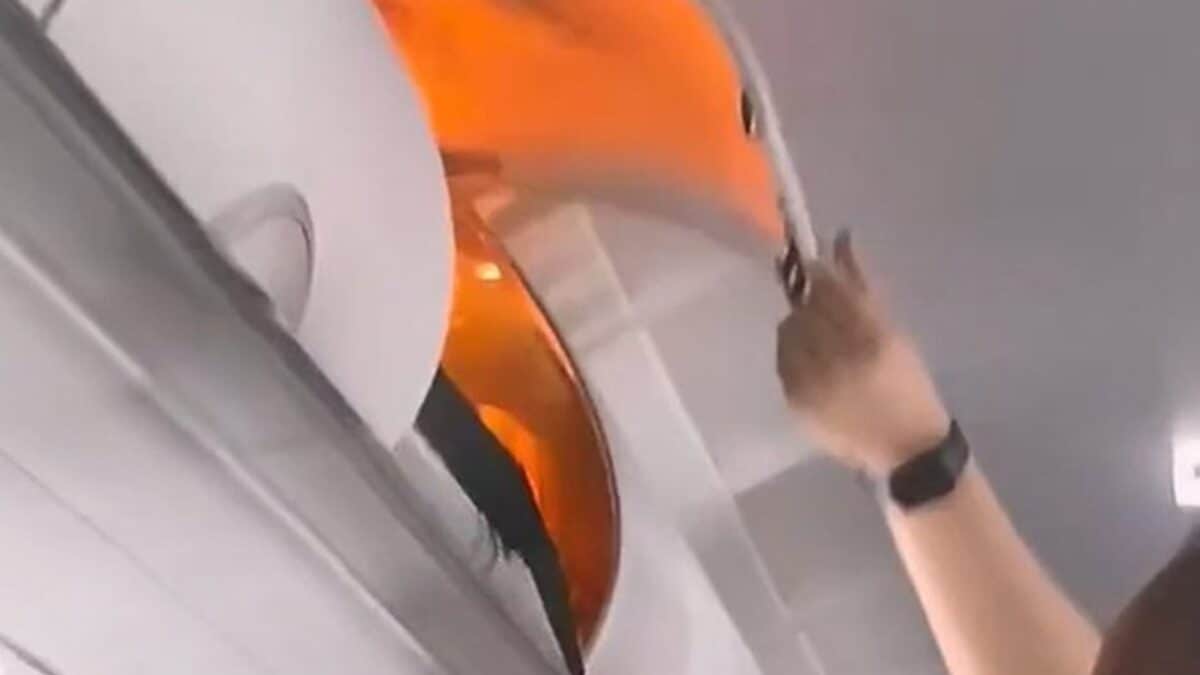 Una power bank ha preso fuoco nella cappelliera di un aereo