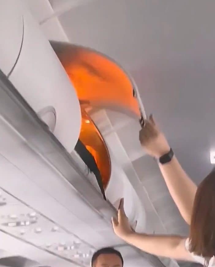 "Pensavo che l'aereo stesse andando a fuoco": power bank in fiamme su un volo in Cina