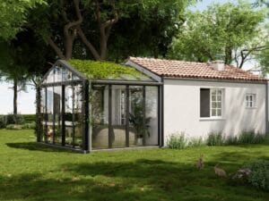 Nuova casa nel bosco autosufficiente per la famiglia