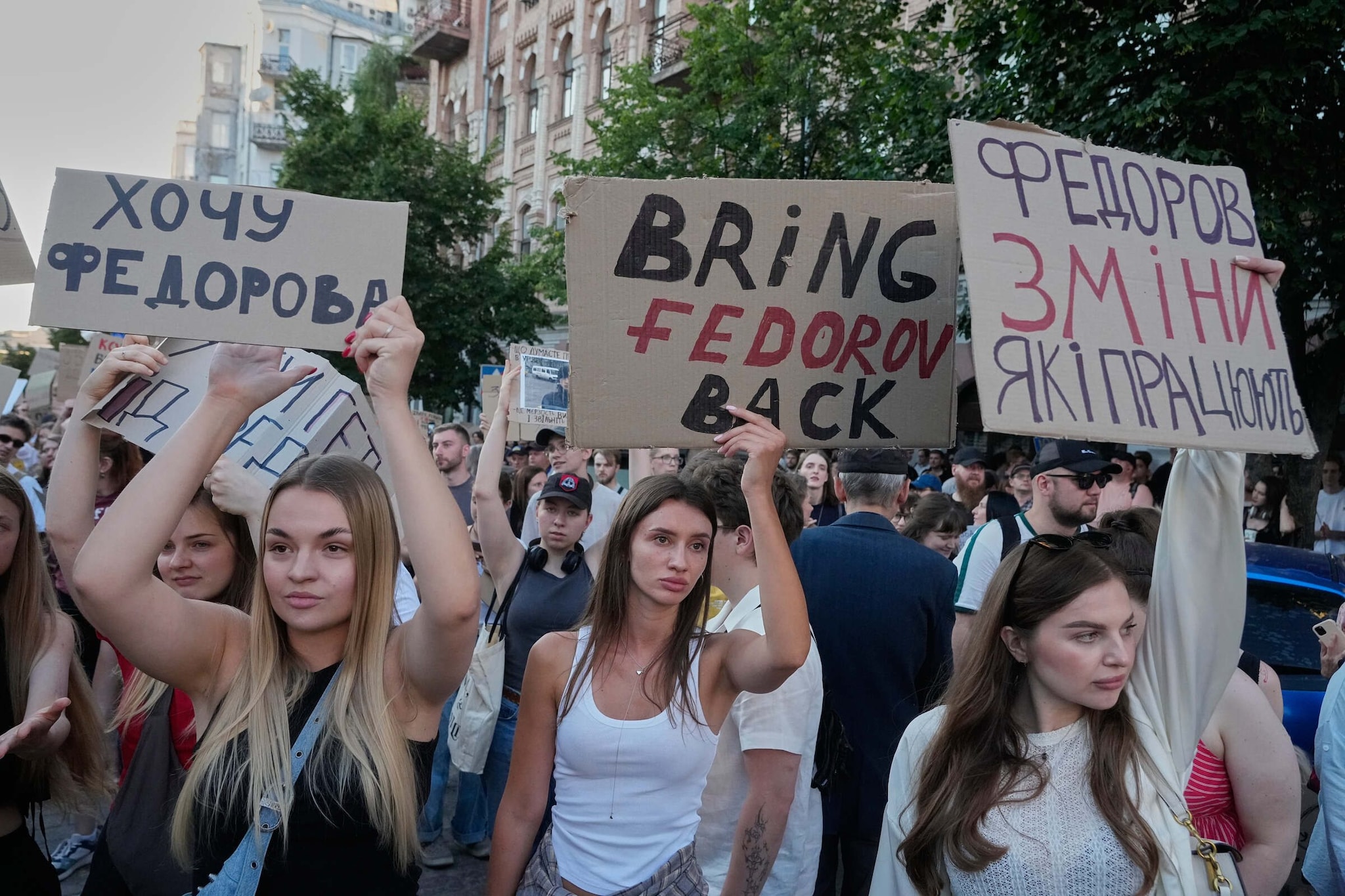Zelensky sacrifica il ministro Fedorov, Mosca esulta e a Kiev si protesta: “È un problema per l’Ucraina”