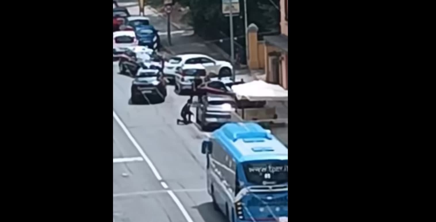 Casalecchio, rapina in banca con dipendenti e clienti rinchiusi nel caveau: i rapinatori sono scappati