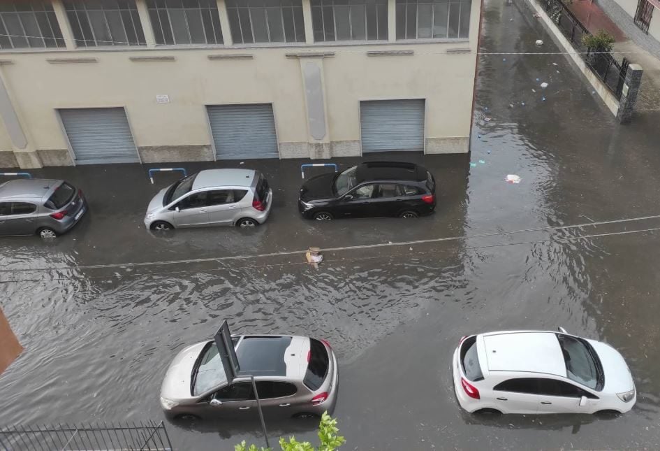 Violento nubifragio su Reggio Calabria: strade come fiumi e disagi, allagato anche il Tribunale