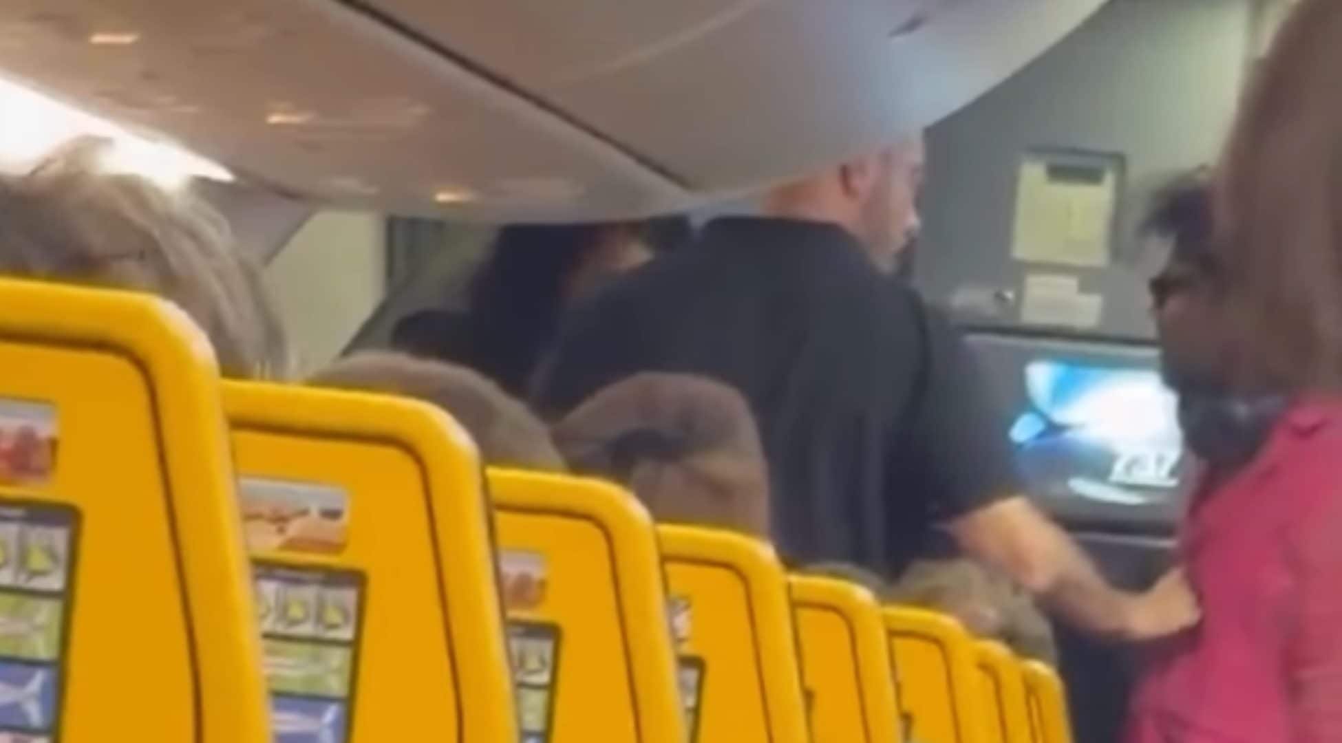 Francesco Renga fatto scendere da un aereo dopo una discussione con gli steward, Ryanair: "Comportamento molesto"