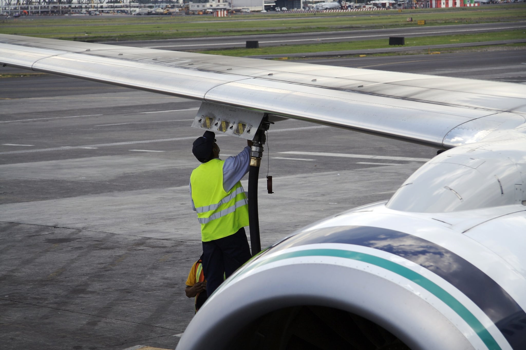 Voli, scatta l'allarme per carenza carburante: richiesta di razionamenti jet fuel in alcuni aeroporti italiani