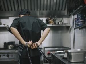 Lite in una cucina a Rimini, cuoco accoltellato da un collega