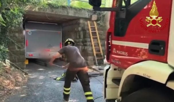 Segue il navigatore e resta incastrato con la roulotte in un sottopasso a Trieste: intervengono i pompieri