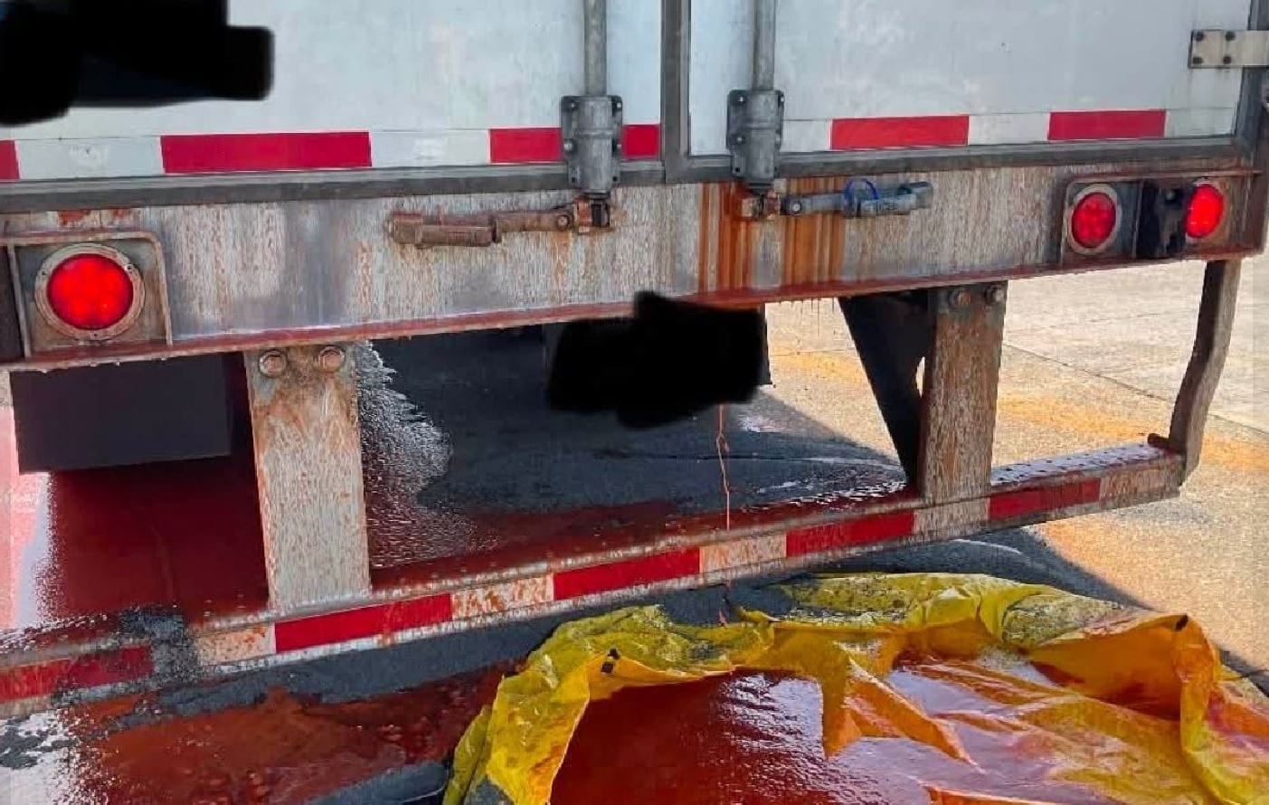Misteriosa perdita di liquido rosso dal camion, intervento di polizia e pompieri in Ohio ma era salsa piccante