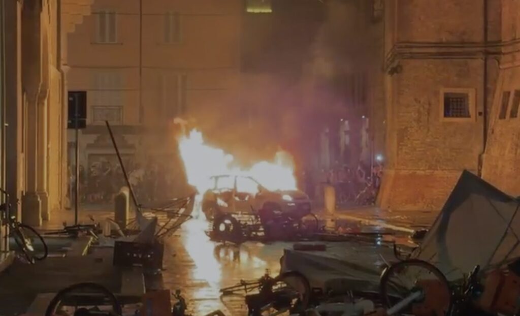 Morte Fakir Aperto Fascicolo Dopo Gli Scontri In Piazza A Bologna 12 Morte Fakir Aperto Fascicolo Dopo Gli Scontri In Piazza A Bologna 12