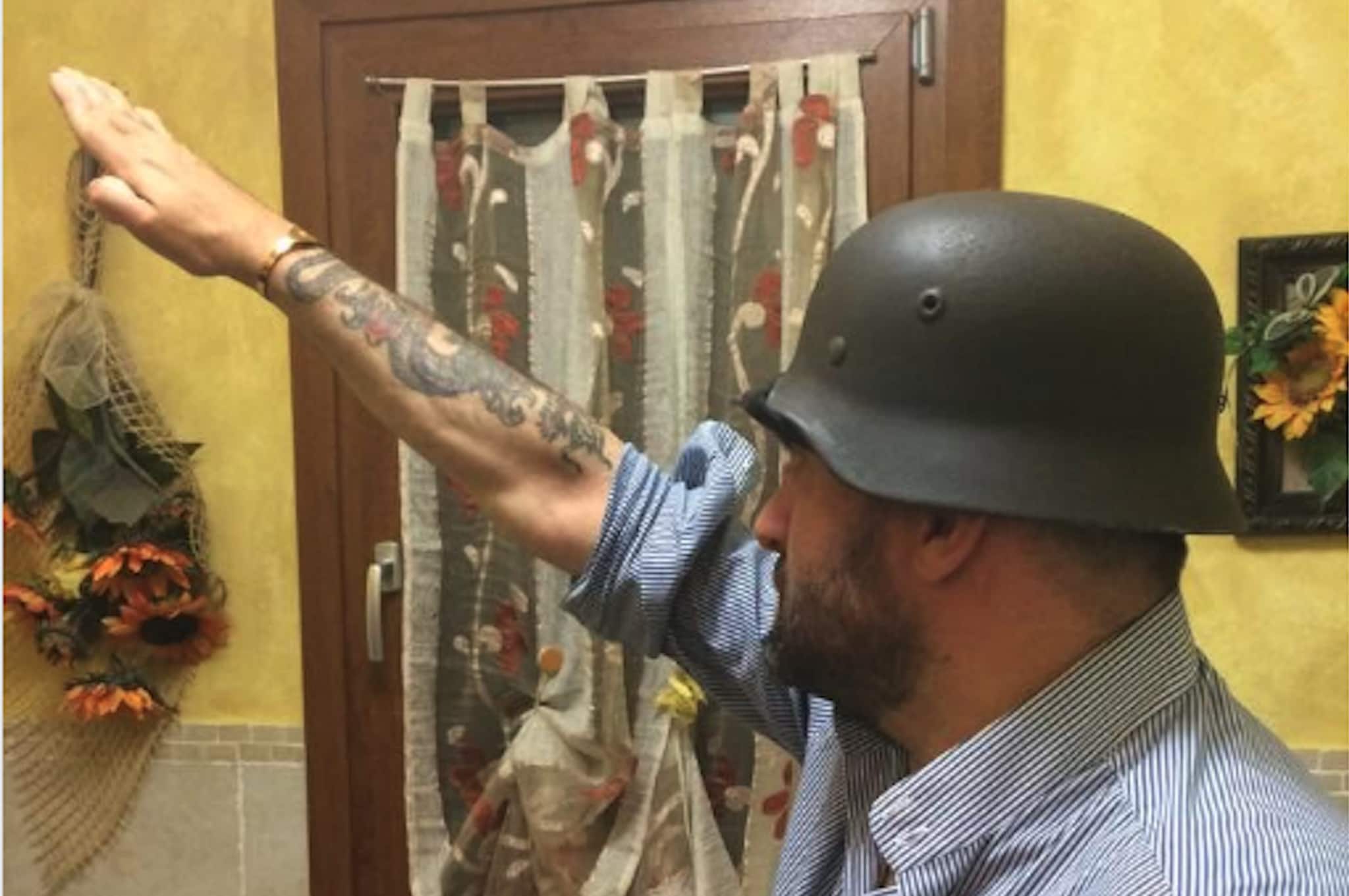 Il sindaco vannacciano che ha aggredito Ivan Grieco nel 2015 faceva il saluto romano sui social