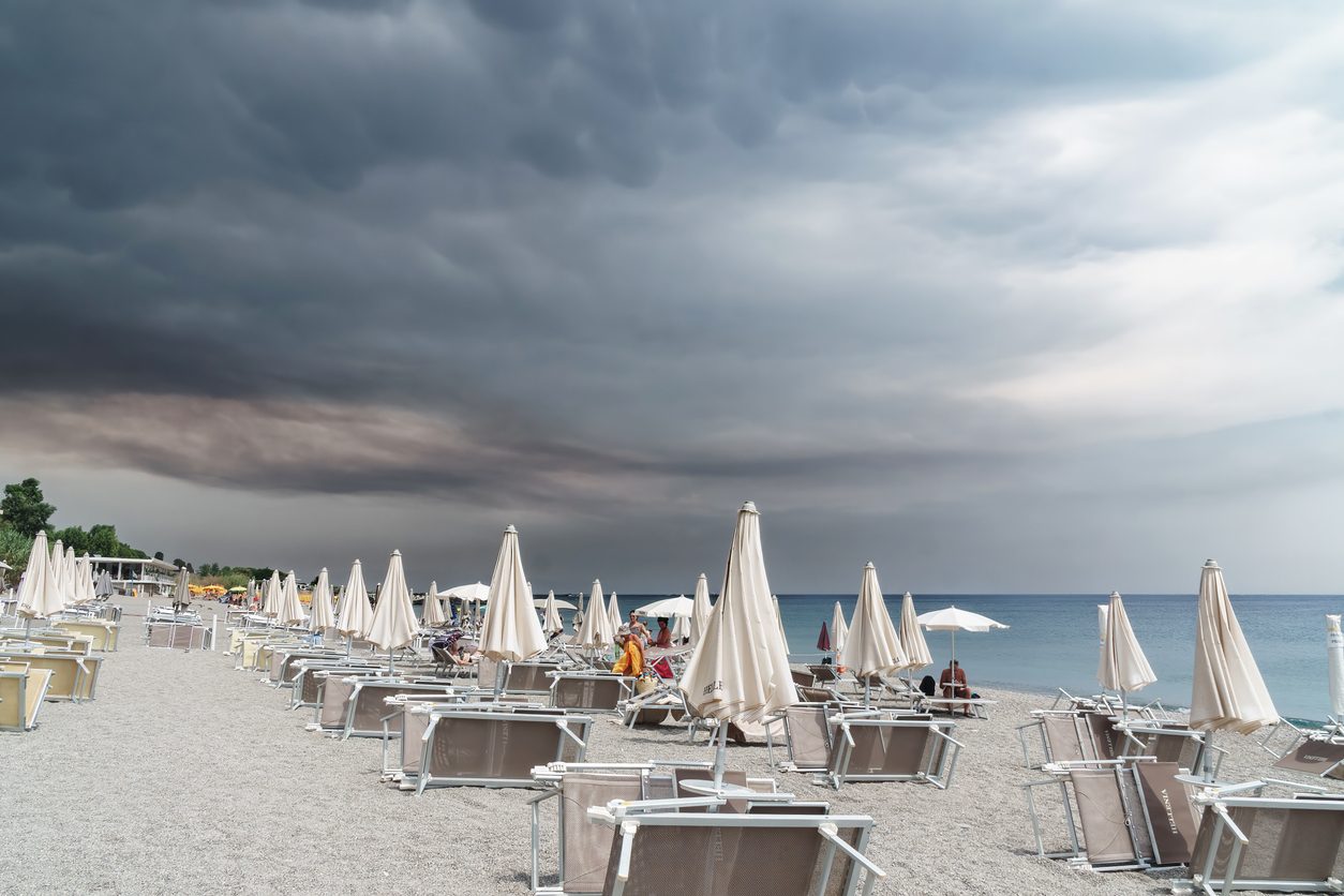 Grado, va in mare nonostante la bandiera rossa e muore cercando di salvare la figlia affetta da disabilità
