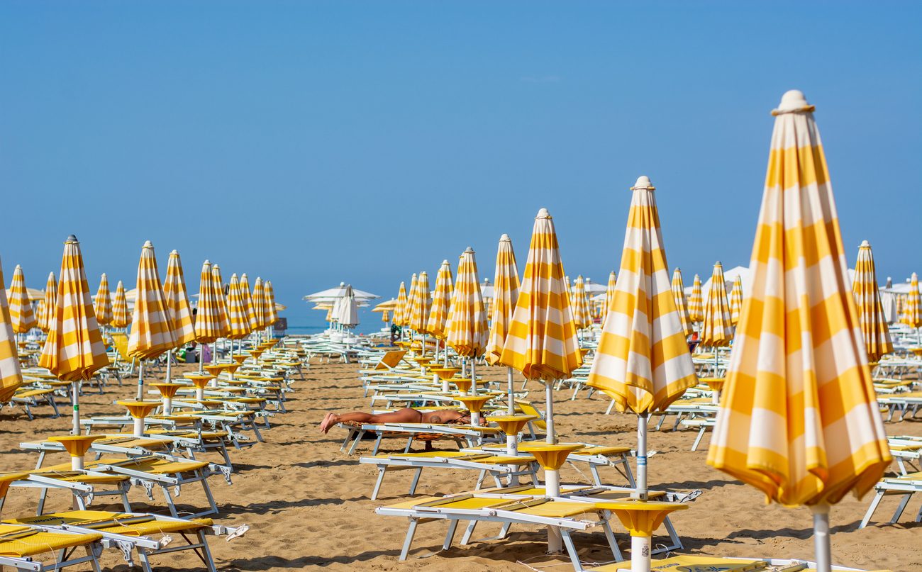 Addio vacanze ad agosto: gli italiani partono prima o a settembre per risparmiare, pesano benzina e caro vita